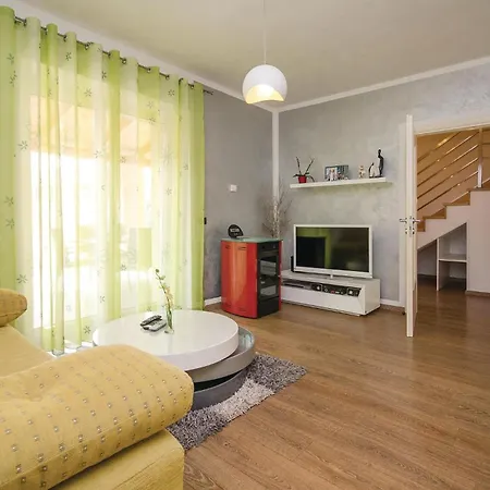 2 Bedroom Amazing In Holiday home Rovinj